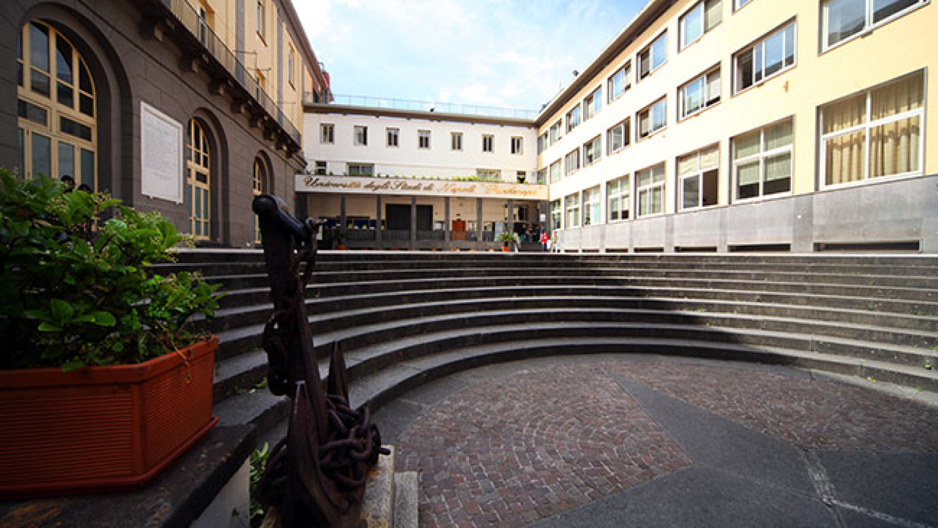 Veduta dell'ingresso della sede centrale dell'Università Parthenope di Napoli 