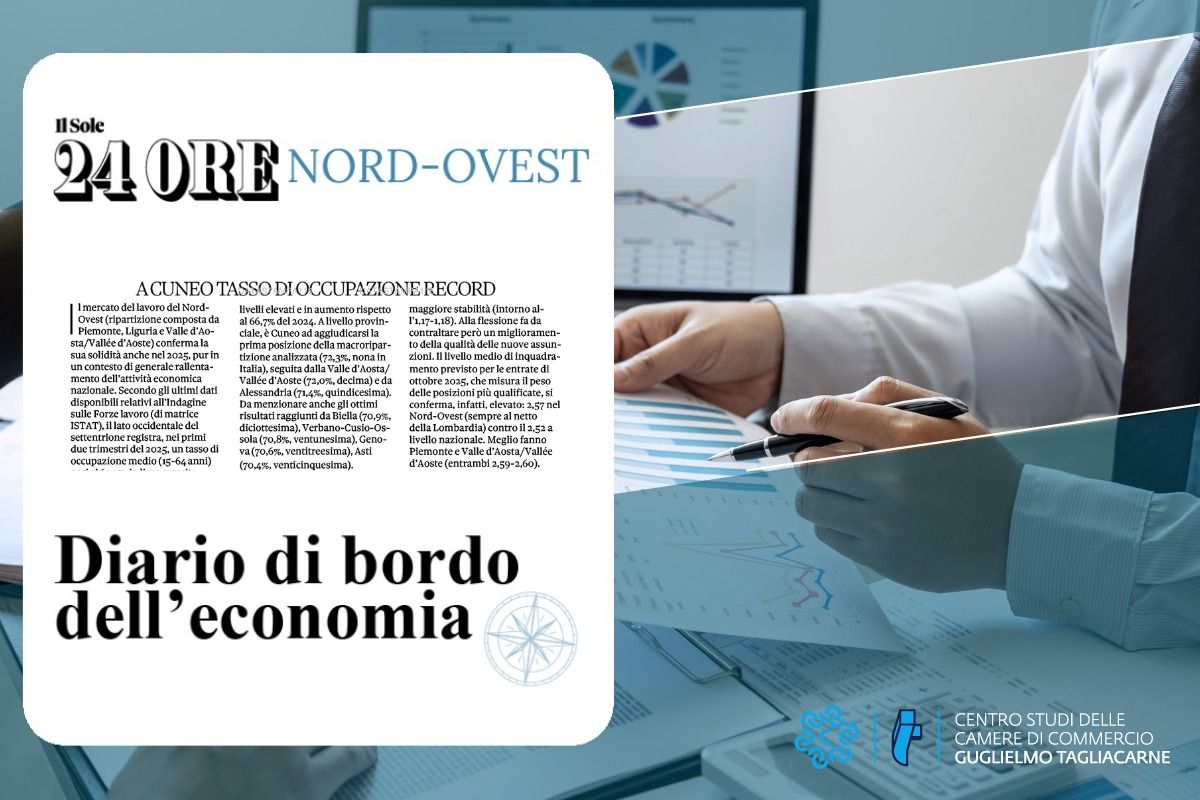 Sfondo con foto di una persona al lavoro in ufficio, in primo piano screenshot del titolo del Sole 24 Ore  “A Cuneo tasso di occupazione record”.