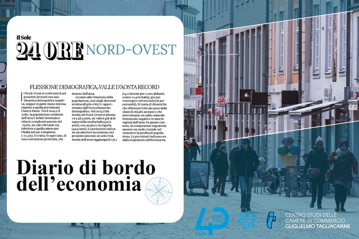 Sfondo con persone che passeggiano, in primo piano screenshot del titolo dell'articolo: “Flessione demografica, Valle d’Aosta record”